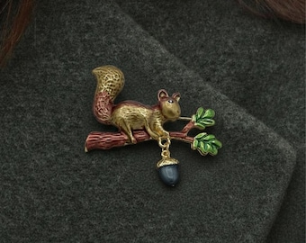 Broche de ardilla en rama – Pin de animal del bosque con bellota – Bonito broche otoñal – Regalo para amantes de la naturaleza – Joyería de esmalte forestal