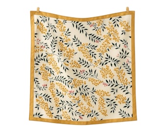 Pañuelo de satén con estampado floral amarillo - Estampado botánico, accesorio de seda
