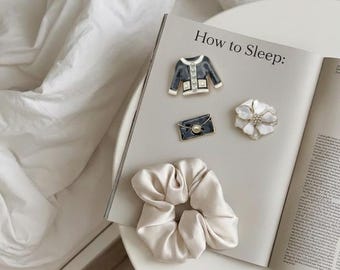 Elegante conjunto de broches: broche negro para chaqueta, broche de flor de perla y broche acolchado para bolso. Accesorios de moda esmaltados de lujo. Un regalo para ella.