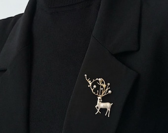 Elegante broche de ciervo: broche de reno invernal con detalles de perlas, broche festivo para abrigo y bufanda, regalo para ella.