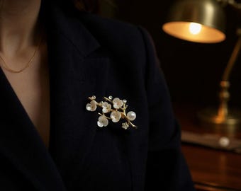 Broche de flor de perla: broche floral dorado, accesorio de lujo