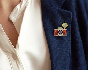 Broche de cámara de esmalte rojo vintage • Pin de fotógrafo con diamantes de imitación