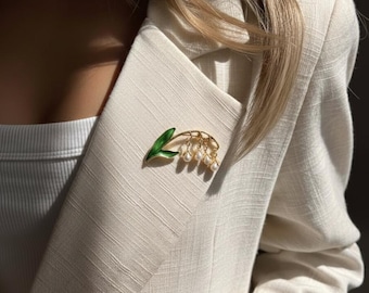 Broche de flor de perla – Pin floral de esmalte blanco – Elegante broche de rama – Accesorio de lujo para abrigos y suéteres – Regalo para ella