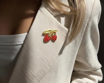Broche de fresa: joyería de fresa con esmalte rojo, bonito broche de fruta, pin de solapa minimalista en tono dorado, regalo para ella.