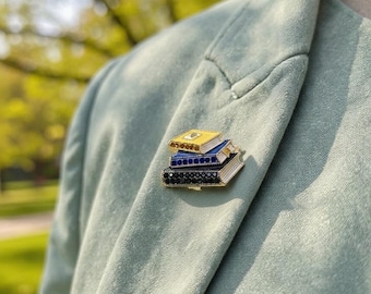 Broche de pila de libros – Regalo para amantes de los libros – Pin de bibliotecario esmaltado – Joyería de agradecimiento a los profesores – Accesorio de Dark Academia