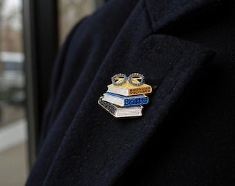 Broche de libros apilados de cristal: vasos dorados, regalo para profesores y bibliotecarios.