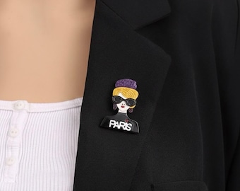 Broche acrílico Paris Lady: un elegante broche para mujer, accesorio de moda retro.