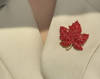 Broche de hoja de arce de cristal rojo – Broche brillante de hoja otoñal – Joyería elegante de la naturaleza – Broche para abrigo de otoño – Regalo para ella