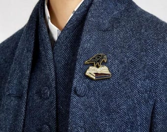 Broche de esmalte de cuervo sobre libro – Gothic Dark Academia