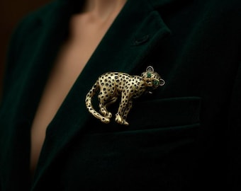 Broche vintage de leopardo dorado: joya con efecto ojo de esmeralda