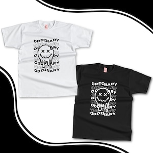 Puede incluir: Dos camisetas con un diseño gráfico en blanco y negro. El gráfico presenta una cara sonriente derritiéndose con X para los ojos y la palabra "ODDINARY" repetida en un patrón apilado.