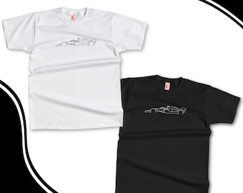 Puede incluir: Dos camisetas de manga corta, una blanca y otra negra, cada una con un dibujo lineal minimalista de un coche de carreras. El diseño es blanco en la camiseta negra y negro en la camiseta blanca. Ambas camisetas tienen cuello redondo.