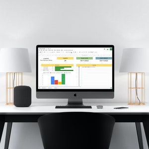 Könnte beinhalten: Ein Computerbildschirm zeigt eine Tabellenkalkulation mit einem Balkendiagramm und einer Tabelle. Die Tabellenkalkulation ist mit "Clients" und "Team Business Month" betitelt. Das Balkendiagramm zeigt die Anzahl der Kunden für jeden Monat. Die Tabelle zeigt die Anzahl der Kunden für jeden Monat. Die Tabellenkalkulation ist in Google Sheets geöffnet.