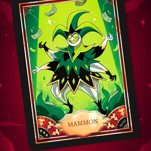 Può includere: Una carta collezionabile rettangolare raffigurante un giullare verde e nero con quattro braccia, un ampio sorriso e un cappello a punta. La carta mostra il nome MAMMON su un banner dorato centrale, il numero 39/62 e decorazioni rosse.