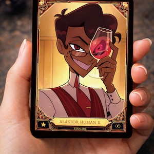 Könnte beinhalten: Eine Sammelkarte mit einer Cartoonfigur, die ein Glas mit roter Flüssigkeit hält. Die Figur trägt ein weißes Hemd, eine rote Weste und eine Krawatte. Die Karte hat goldene Akzente und den Text "ALASTOR HUMAN II FANMADE".