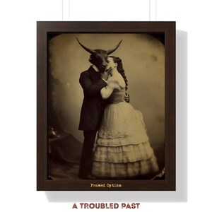 K&ouml;nnte beinhalten: Ein Foto im Vintage-Stil von einem sich umarmenden Paar. Der Mann tr&auml;gt einen Anzug und eine Stierkopfmaske. Die Frau tr&auml;gt ein langes Kleid. Das Bild ist in Schwarzwei&szlig; und hat einen abgenutzten, alten Look. Der Text "A Troubled Past" ist unter dem Bild gedruckt.