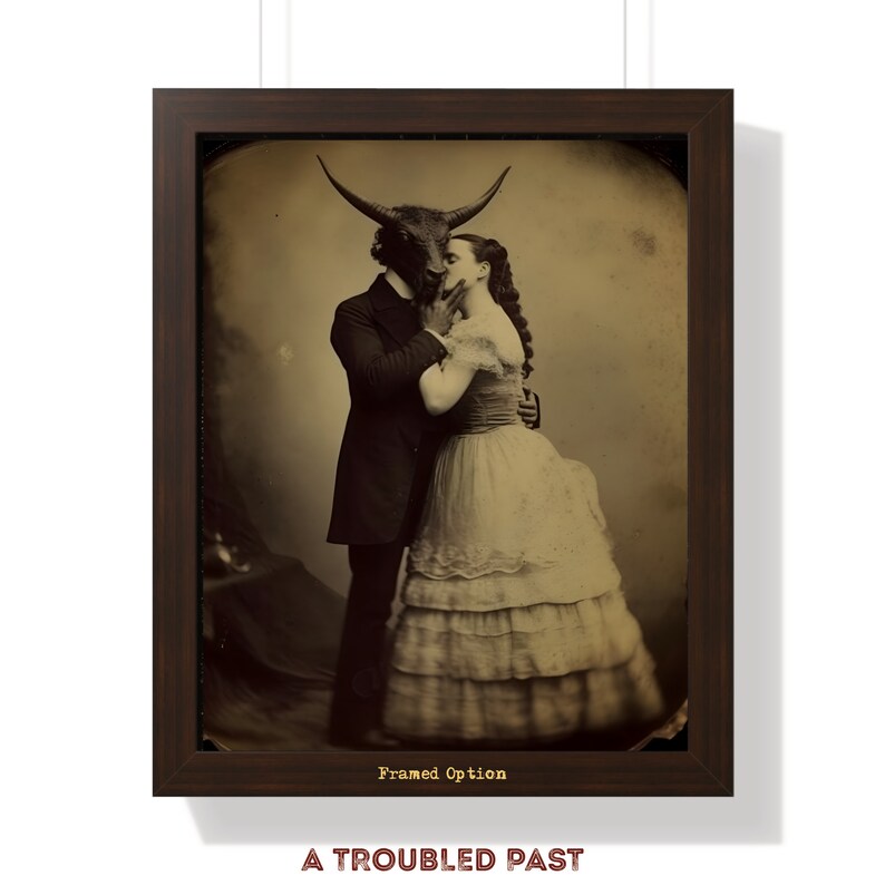 K&ouml;nnte beinhalten: Ein Foto im Vintage-Stil von einem sich umarmenden Paar. Der Mann tr&auml;gt einen Anzug und eine Stierkopfmaske. Die Frau tr&auml;gt ein langes Kleid. Das Bild ist in Schwarzwei&szlig; und hat einen abgenutzten, alten Look. Der Text "A Troubled Past" ist unter dem Bild gedruckt.