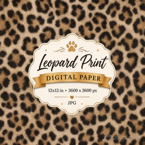 Puede incluir: Un archivo de papel digital con un patrón de leopardo repetitivo en tonos bronceado, marrón y negro. Una etiqueta central festoneada de color crema muestra el texto Leopard Print DIGITAL PAPER 12x12 in 3600 x 3600 px JPG con un icono de huella.