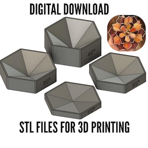 以下が含まれることがあります： 3Dプリント用のSTLファイルのデジタルダウンロード。画像には、角度の付いた表面を持つ4つの灰色の幾何学的な形状が表示されており、それぞれに度数測定値が示されています。右上隅には花の小さな画像があります。
