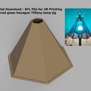 Könnte beinhalten: Eine tanfarbene, geometrische 3D-gedruckte Lampenlehre mit sechseckiger Oberseite. Das Bild enthält einen kleineren Einsatz, der eine Tiffany-Stil-Buntglaslampe mit blauen und violetten Farbtönen zeigt. Der Text auf dem Bild lautet: Digitaler Download - STL-Datei für 3D-Druck Buntglas-Hexagon-Tiffany-Lampenlehre.