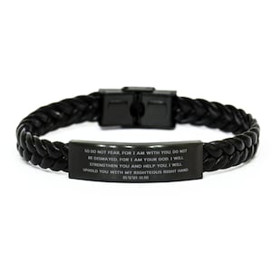 Pode incluir: Pulseira de couro trançado preto com fecho de aço inoxidável. A pulseira apresenta uma placa retangular com o texto "SO DO NOT FEAR, FOR I AM WITH YOU... ISAIAH 41:10" gravado. Um acessório elegante.