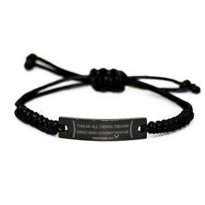 Könnte beinhalten: Schwarz geflochtenes Armband mit rechteckiger Metallplatte. Die Platte trägt den Text "I CAN DO ALL THINGS THROUGH CHRIST WHO STRENGTHENS ME" und "PHILIPPIANS 4:13". Das Armband hat einen verstellbaren Schiebeknotenverschluss.