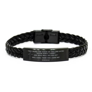 Puede incluir: Pulsera de cuero negro con una placa de metal negro inscrita con el texto "THEN I HEARD THE VOICE OF THE LORD SAYING "WHOM SHALL I SEND? AND WHO WILL GO FOR US?" AND I SAID, "HERE AM I. SEND ME." ISAIAH 6:8"