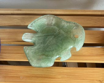 Könnte beinhalten: Eine grüne Harzdish in Fischform mit einem gesprenkelten, marmorierten Effekt.