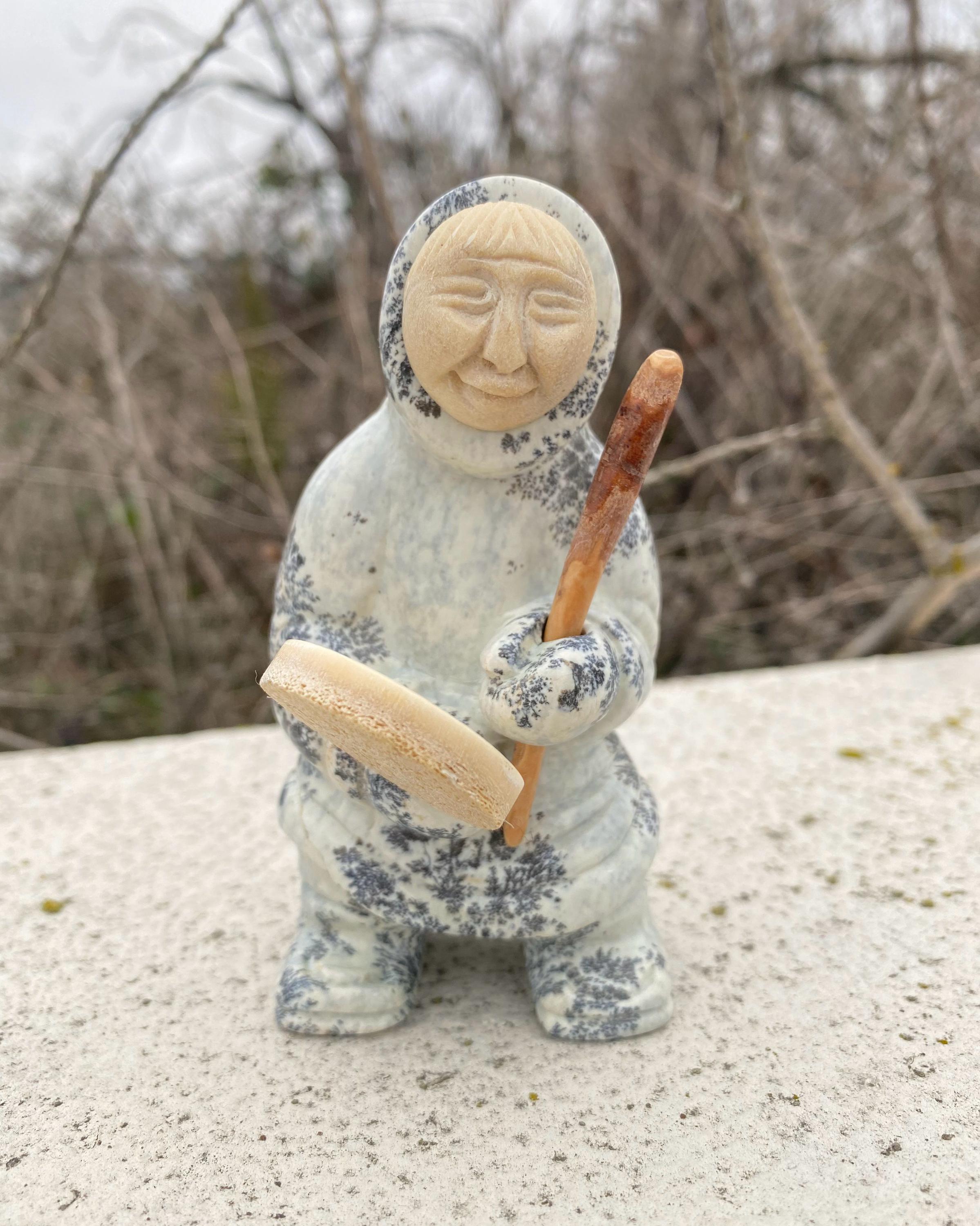 W0371 ヴィンテージ サイン入り 手彫り イヌイット エスキモー 彫刻