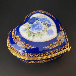 W0884 Vintage Royal Blue Heart-Shaped Porcelain Trinket Box / Peony Floral Center Design / Decorative Jewelry Box