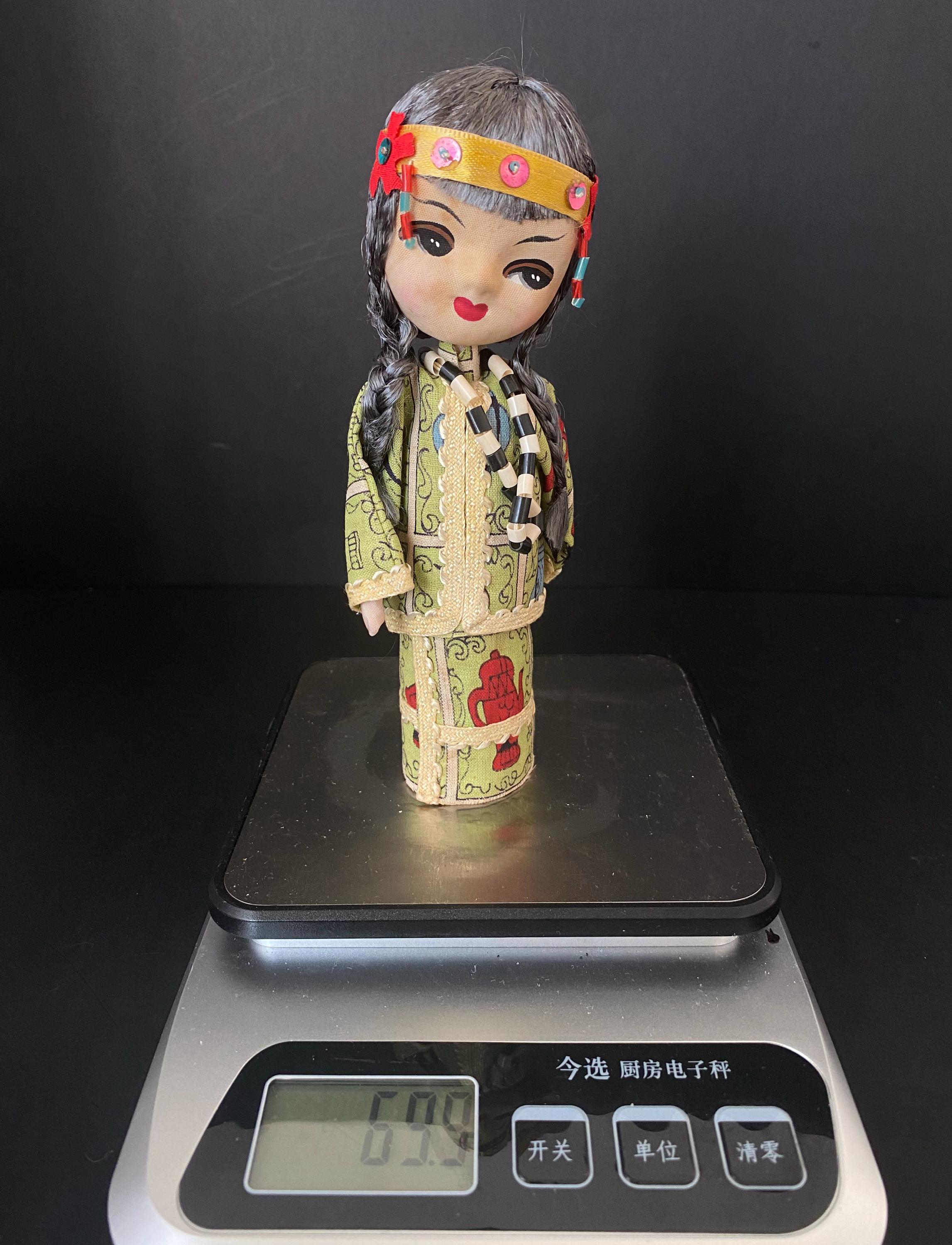 W0864 ヴィンテージ中国人形 / 緑の民族衣装を着たアジアの女の子の