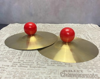 W1502 Vintage Taiwan-mässingsfingercymbaler med röda trähandtag, magdanscymbaler, par slagverksinstrument