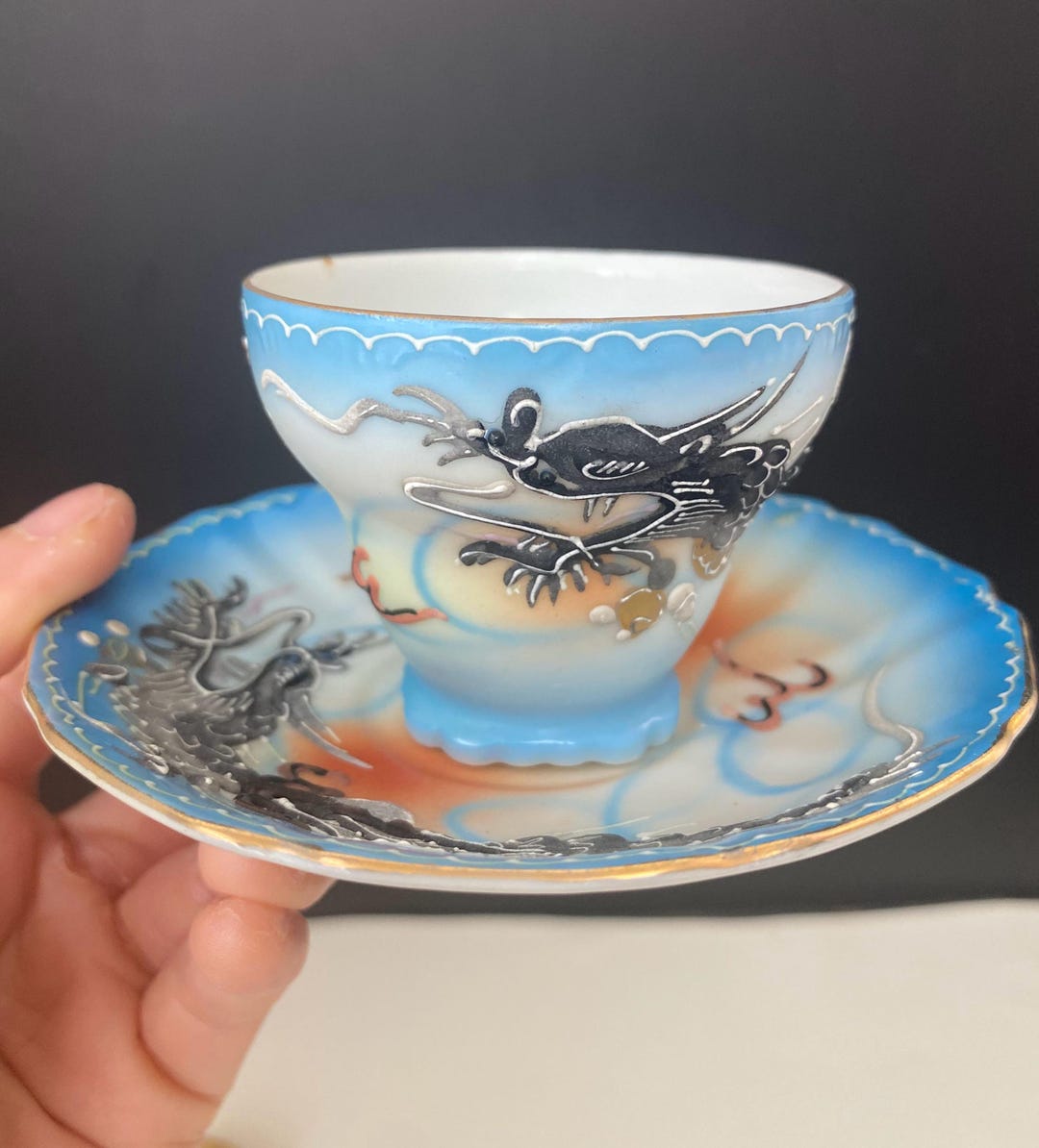 ドラゴンと鳥の絵柄の陶器カップ ドラゴンと鳥の絵柄の陶器カップ