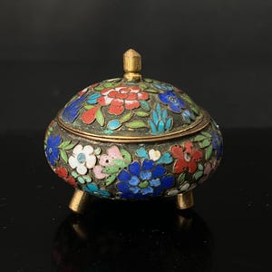 W0586 Antik kinesisk handgjord öppen förgylld Champlevé Cloisonné blommig emalj rund prydnadsask/burk skålask med lock