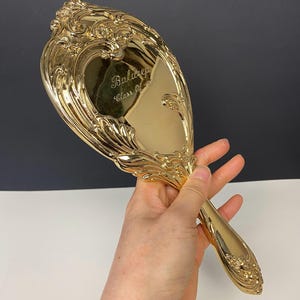 W0665 Hermoso espejo de mano vintage en tono dorado / Firmado BALDEEP Glass 1990 / Elegante espejo de mano / Regalo para ella / Decoración de tocador vintage