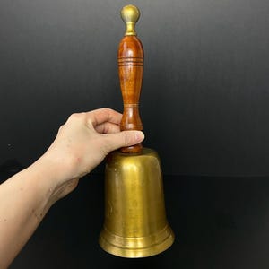 W0683 Campana de latón vintage / Campana escolar de latón / Mango de madera