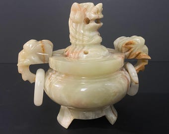 W1493 Bruciatore di incenso vintage cinese in onice verde intagliato con coperchio a forma di cane Foo, incensiere a tre zampe, manici a forma di leone guardiano, pietra naturale orientale