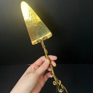 W0313 Tylny zabytkowy ręcznie kuty mosiężny serwer do ciasta i ciasta / łyżka z podpisem Joe 88/12" wysokości