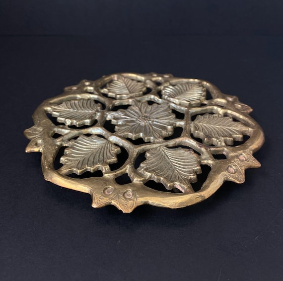 W0734 Vintage Brass Trivet/ Round Flower Brass Stand / Hot pot rest/Kitchen Collectible Trivet