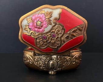 ヴィンテージの木製の蓋付き小物入れ。金と黒の幾何学模様。赤い