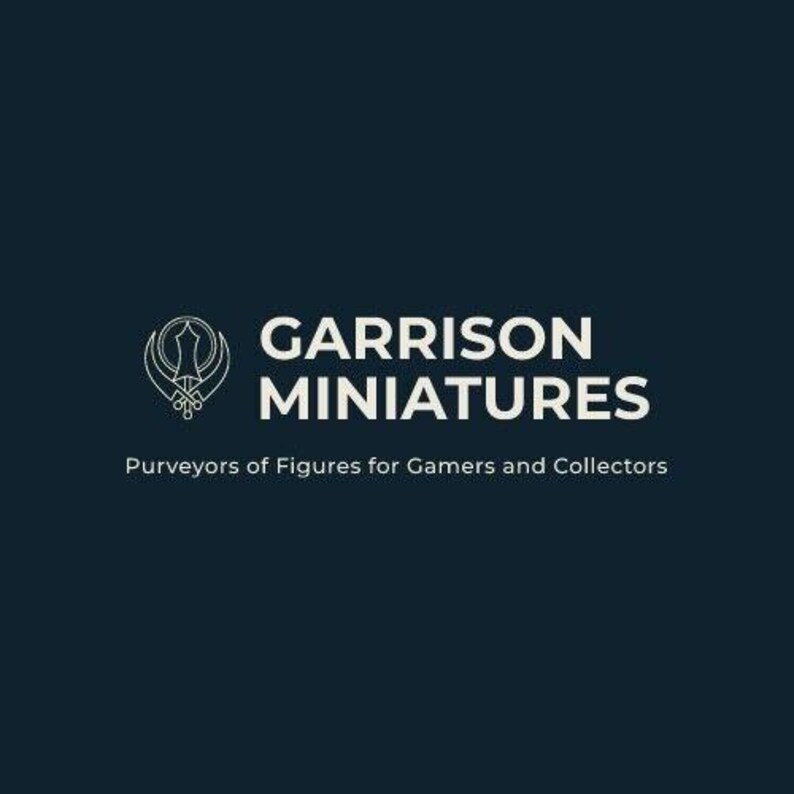 Może przedstawiać: Białe logo na ciemnoniebieskim tle. Logo przedstawia stylizowany wz&oacute;r miecza i tekst "Garrison Miniatures" z hasłem "Purveyors of Figures for Gamers and Collectors".