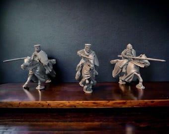 Medieval Knights with Lances Charging 28mm 1/56