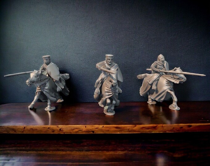 Medieval Knights with Lances Charging 28mm 1/56