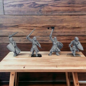 28mm Medieval Knights on Foot Set 3 MESBG, Medieval 28mm 1/56 Wargames Collectors Figures by Medbury Miniatures for Garrison Miniatures