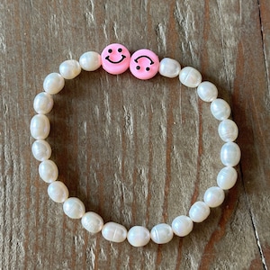 Pearl Beaded Stretchy Bracelet w/ Pink Happy Face Beads,Happy Face Bracelet,Pearl Bracelet,Fashion Jewelry,Birthday Gifts,Trendy Jewelry