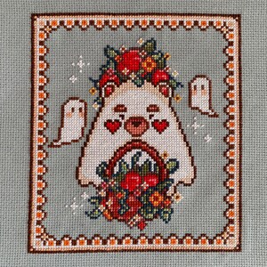 Puede incluir: Un oso blanco con corazones rojos por ojos lleva una corona de flores y sostiene una cesta de flores rojas y naranjas. Dos fantasmas blancos est&aacute;n en el fondo.