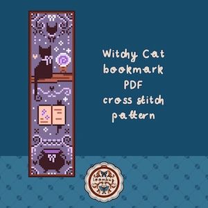 Może przedstawiać: Wz&oacute;r na haft krzyżykowy w pikselach do zakładki z czarnym kotem siedzącym na p&oacute;łce z książką i kotłem. Tekst "Witchy Cat bookmark PDF cross stitch pattern" znajduje się nad obrazkiem. Obrazek jest otoczony niebieskim tłem z biało-niebieską wzorzystą ramką.