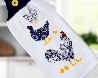 Gehaakte decoratie voor een keukendoek met kippen- en haanmotief.