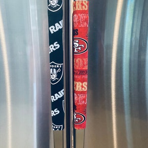 リバーシブル パッド入り冷蔵庫/家電ドア ハンドル カバー。49ers と Raiders のフットボール。