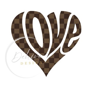 Puede incluir: Un gráfico blanco "LOVE" en forma de corazón con un patrón de cuadros marrones y beige.